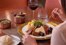 Cozido à Portuguesa traz tradição à mesa do Astrolábio em Lisboa Cozido à Portuguesa com carnes, enchidos, batatas e legumes, servido à mesa no Astrolábio