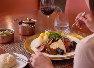 Cozido à Portuguesa traz tradição à mesa do Astrolábio em Lisboa Cozido à Portuguesa com carnes, enchidos, batatas e legumes, servido à mesa no Astrolábio