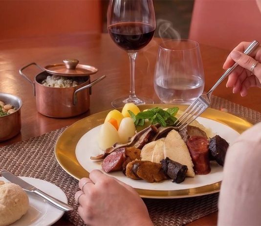 Cozido à Portuguesa traz tradição à mesa do Astrolábio em Lisboa Cozido à Portuguesa com carnes, enchidos, batatas e legumes, servido à mesa no Astrolábio