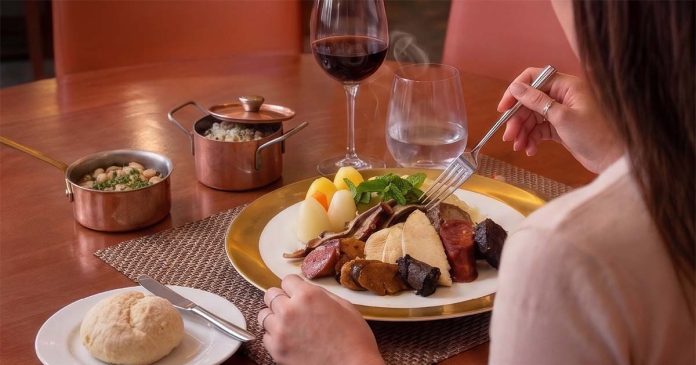 Cozido à Portuguesa com carnes, enchidos, batatas e legumes, servido à mesa no Astrolábio