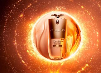 Cuidados de beleza Clarins aplicam a ciência da pele ao rosto e ao cabelo Frasco de Double Serum Foundation sobre fundo dourado, em destaque nos cuidados de beleza Clarins