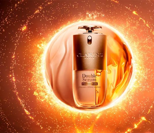 Cuidados de beleza Clarins aplicam a ciência da pele ao rosto e ao cabelo Frasco de Double Serum Foundation sobre fundo dourado, em destaque nos cuidados de beleza Clarins