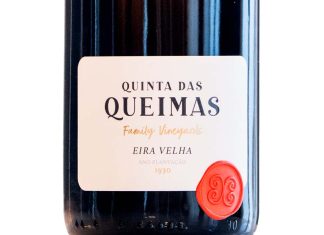 Eira Velha Branco nasce de vinha centenária e chega com perfil profundo, intenso e elegante Garrafa do Eira Velha Branco 2024 da Quinta das Queimas, vinho do Dão produzido a partir de uma vinha centenária.