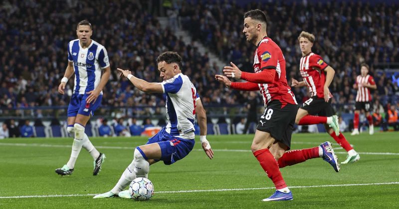 ogador portista toca na bola com um advers&aacute;rio pr&oacute;ximo, durante o encontro entre FC Porto e PSV, no Drag&atilde;o