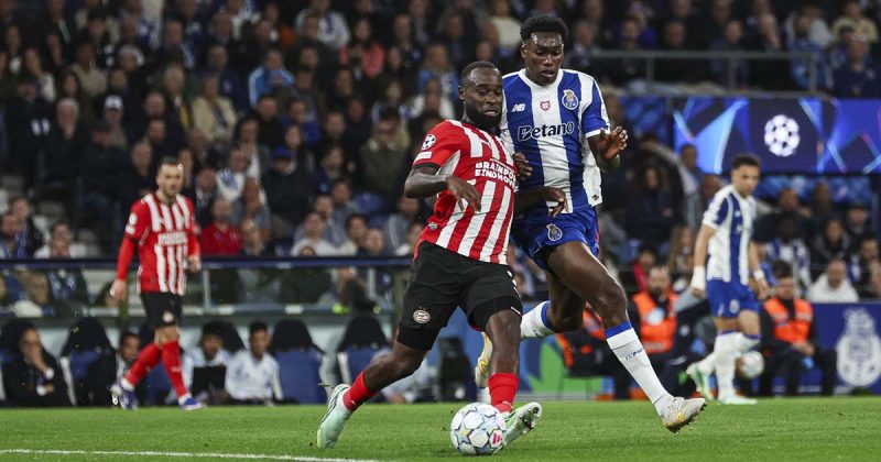 Jogadores do FC Porto e PSV disputam a bola junto &agrave; &aacute;rea, no Est&aacute;dio do Drag&atilde;o