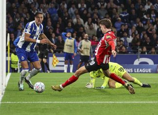 FC Porto e PSV separados por um golo de Til na segunda parte Jogador do PSV tenta finalizar junto de Diogo Costa e dos defesas portistas no jogo entre FC Porto e PSV.