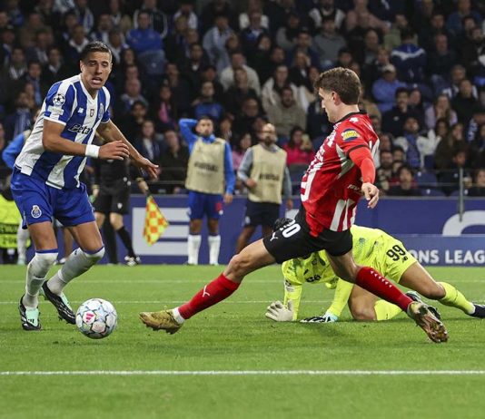 FC Porto e PSV separados por um golo de Til na segunda parte Jogador do PSV tenta finalizar junto de Diogo Costa e dos defesas portistas no jogo entre FC Porto e PSV.