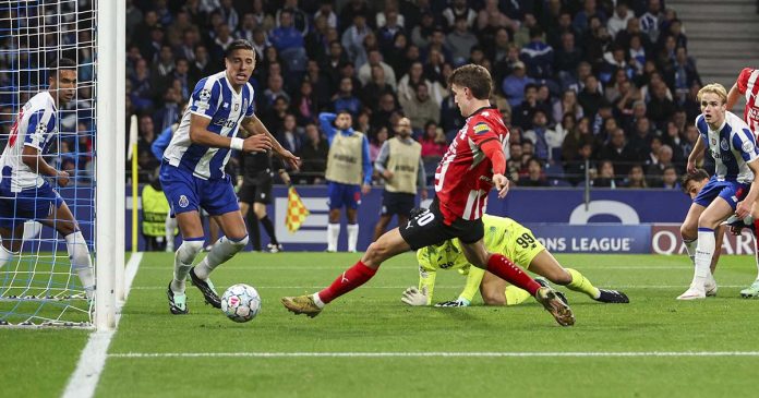 Jogador do PSV tenta finalizar junto de Diogo Costa e dos defesas portistas no jogo entre FC Porto e PSV.