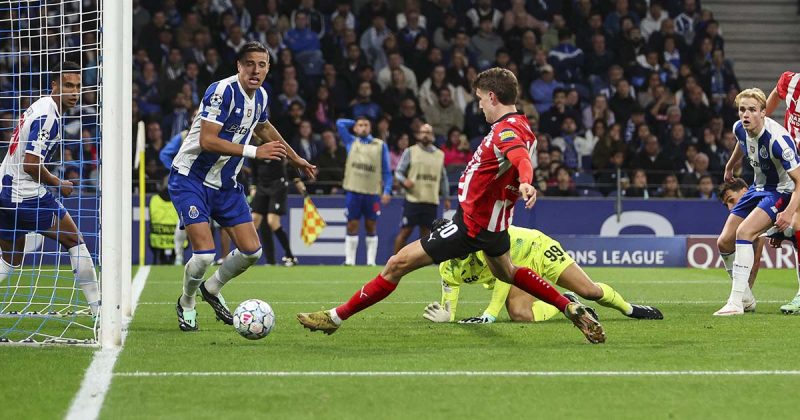Jogador do PSV tenta finalizar junto de Diogo Costa e dos defesas portistas no jogo entre FC Porto e PSV.