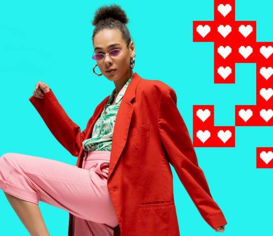 Fidelização LikeMe passa a reconhecer avaliações de produtos na Perfumes & Companhia Campanha de Fidelização LikeMe com mulher de blazer vermelho sobre fundo turquesa e elementos gráficos com corações