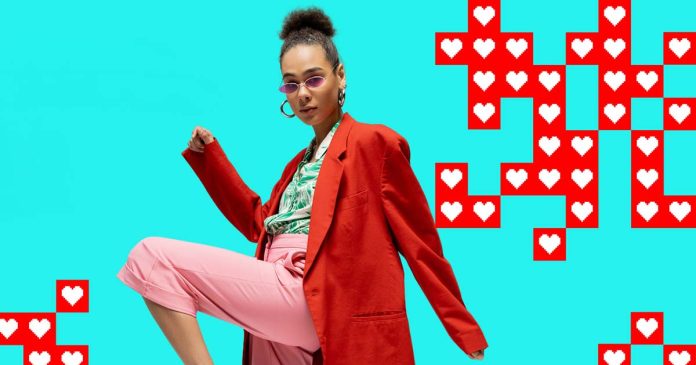 Campanha de Fidelização LikeMe com mulher de blazer vermelho sobre fundo turquesa e elementos gráficos com corações