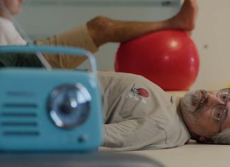 Filme de Nuno Markl leva ao cinema “O Homem Que Mordeu o Cão” Cena do filme de Nuno Markl com um homem deitado numa marquesa e um rádio azul em primeiro plano
