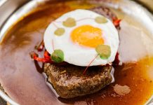 Gastronomia açoriana em Lisboa à mesa do Basáltico Bife regional com ovo estrelado e molho, servido no BASÁLTICO, numa proposta de gastronomia açoriana em Lisboa.