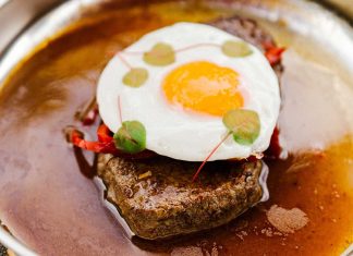 Gastronomia açoriana em Lisboa à mesa do Basáltico Bife regional com ovo estrelado e molho, servido no BASÁLTICO, numa proposta de gastronomia açoriana em Lisboa.