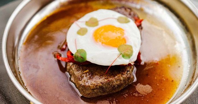 Bife regional com ovo estrelado e molho, servido no BASÁLTICO, numa proposta de gastronomia açoriana em Lisboa.