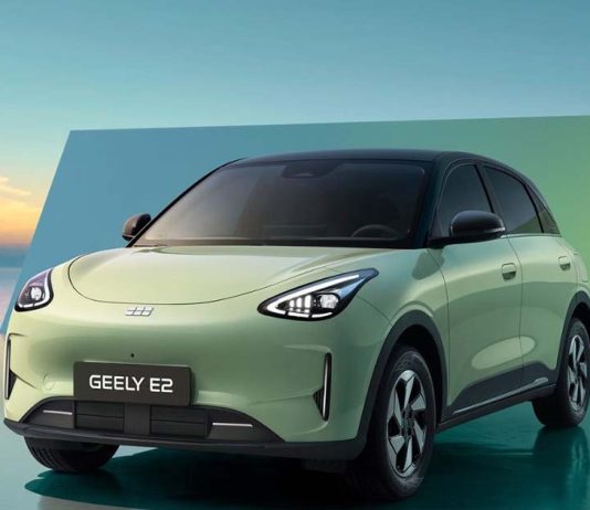 Geely E2 conquista cinco estrelas em dois dos mais exigentes testes de segurança automóvel Geely E2 verde-claro visto de frente e de lado, compacto elétrico com cinco estrelas Euro NCAP e ANCAP