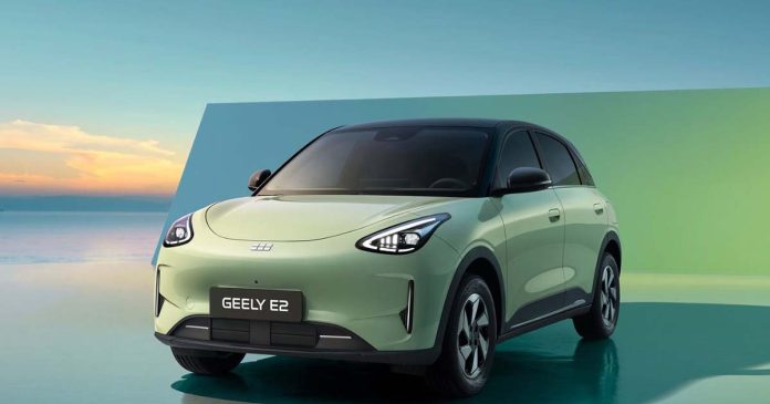 Geely E2 verde-claro visto de frente e de lado, compacto elétrico com cinco estrelas Euro NCAP e ANCAP