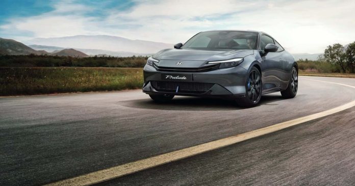 Honda Prelude cinzento em andamento numa estrada, na nova geração híbrida do coupé da Honda