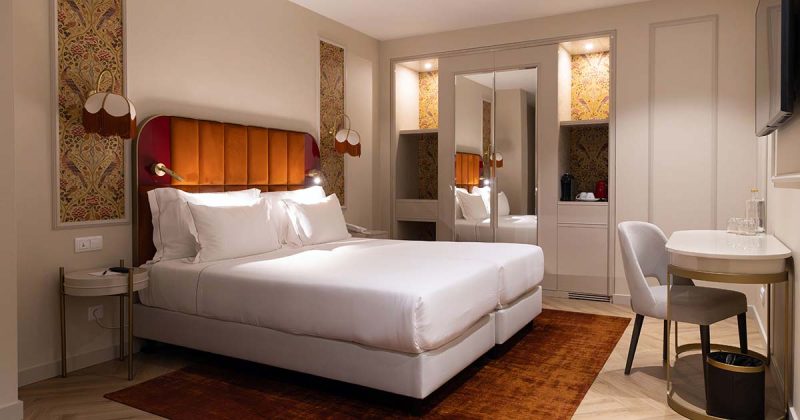 Quarto do Hotel Olympia Lisboa com cama de casal, zona de trabalho e decora&ccedil;&atilde;o contempor&acirc;nea