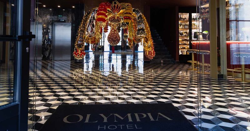 Hotel Olympia Lisboa com a Valqu&iacute;ria Olympia de Joana Vasconcelos suspensa no lobby