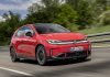 ID Polo GTI põe 50 anos de tradição à prova com 226 cv elétricos Volkswagen ID Polo GTI vermelho em andamento, visto de frente e de lado numa estrada