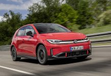 ID Polo GTI põe 50 anos de tradição à prova com 226 cv elétricos Volkswagen ID Polo GTI vermelho em andamento, visto de frente e de lado numa estrada