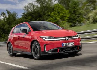 ID Polo GTI põe 50 anos de tradição à prova com 226 cv elétricos Volkswagen ID Polo GTI vermelho em andamento, visto de frente e de lado numa estrada