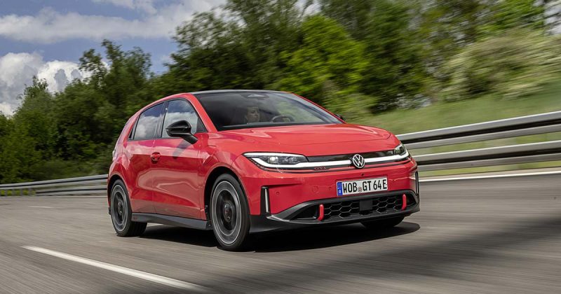 Volkswagen ID Polo GTI vermelho em andamento, visto de frente e de lado numa estrada