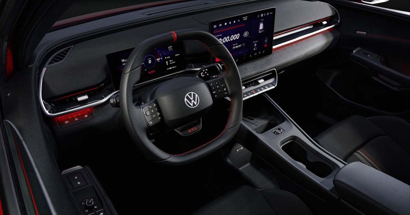 Interior do Volkswagen ID Polo GTI com volante desportivo, painel de instrumentos digital e ecr&atilde; multim&eacute;dia central.