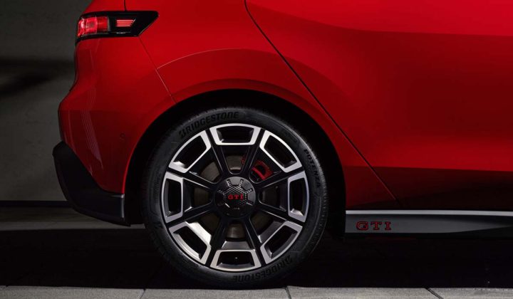 Pormenor da jante de 19 polegadas do Volkswagen ID Polo GTI, com log&oacute;tipo GTI e pin&ccedil;a de trav&atilde;o vermelha