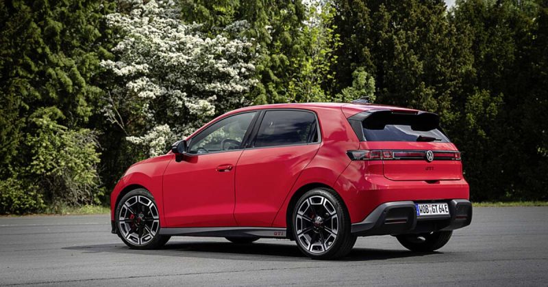 Volkswagen ID Polo GTI vermelho visto de perfil e de tr&aacute;s, com jantes desportivas e spoiler no tejadilho