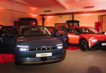 IONIQ 3 da Hyundai chega a Portugal com espaço interior e tecnologia em destaque Dois Hyundai IONIQ 3, um azul e outro vermelho, com as portas abertas durante a apresentação nacional do novo compacto elétrico.