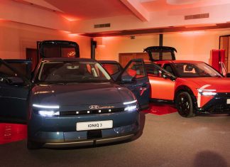 IONIQ 3 da Hyundai chega a Portugal com espaço interior e tecnologia em destaque Dois Hyundai IONIQ 3, um azul e outro vermelho, com as portas abertas durante a apresentação nacional do novo compacto elétrico.