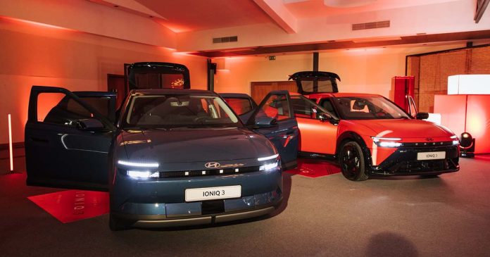 Hyundai IONIQ 3 apresentado em Portugal Dois Hyundai IONIQ 3, um azul e outro vermelho, com as portas abertas durante a apresentação nacional do novo compacto elétrico.