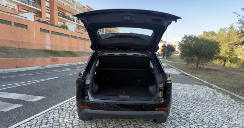 Bagageira do Jaecoo 5 HEV Exclusive com a tampa traseira aberta e espa&ccedil;o de carga vis&iacute;vel.