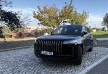 Jaecoo 5 HEV Exclusive surpreende na cidade mas é na estrada que revela o seu carácter Jaecoo 5 HEV Exclusive preto fotografado de frente e de lado durante o ensaio em Portugal