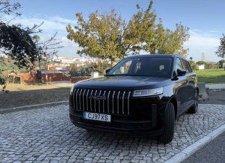 Jaecoo 5 HEV Exclusive surpreende na cidade mas é na estrada que revela o seu carácter Jaecoo 5 HEV Exclusive preto fotografado de frente e de lado durante o ensaio em Portugal