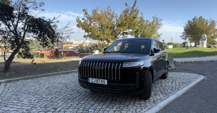Jaecoo 5 HEV Exclusive preto fotografado de frente e de lado durante o ensaio em Portugal