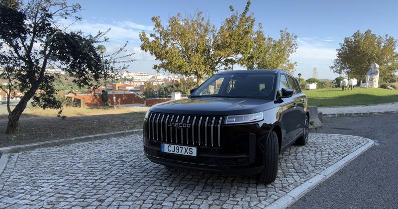 Jaecoo 5 HEV Exclusive preto fotografado de frente e de lado durante o ensaio em Portugal