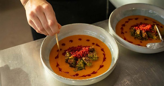 Preparação de um prato de cozinha no âmbito do Jovem Talento da Gastronomia