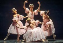 Les Ballets Trockadero trazem a Portugal a irreverência do bailado clássico Quatro bailarinos dos Les Ballets Trockadero em palco, com vestidos cor-de-rosa, durante uma interpretação de Pas de Quatre
