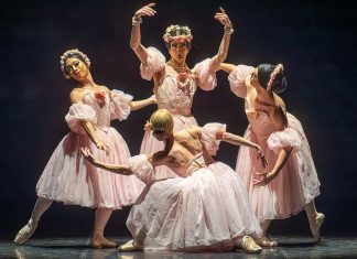 Les Ballets Trockadero trazem a Portugal a irreverência do bailado clássico Quatro bailarinos dos Les Ballets Trockadero em palco, com vestidos cor-de-rosa, durante uma interpretação de Pas de Quatre