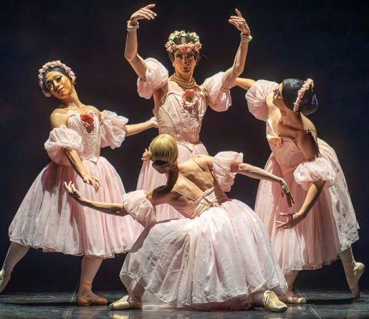 Les Ballets Trockadero trazem a Portugal a irreverência do bailado clássico Quatro bailarinos dos Les Ballets Trockadero em palco, com vestidos cor-de-rosa, durante uma interpretação de Pas de Quatre