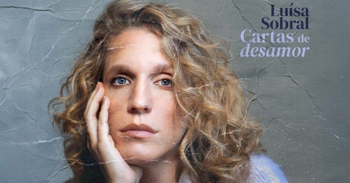 Luísa Sobral — Cartas de Desamor Capa de Cartas de Desamor, com Luísa Sobral a apoiar o rosto na mão sobre um fundo cinzento texturado