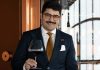 Melhor sommelier do mundo será eleito em Lisboa com Marc Pinto a representar Portugal Marc Pinto, representante de Portugal na eleição do melhor sommelier do mundo, segura um copo de vinho tinto e um prato no restaurante.