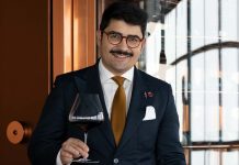 Melhor sommelier do mundo será eleito em Lisboa com Marc Pinto a representar Portugal Marc Pinto, representante de Portugal na eleição do melhor sommelier do mundo, segura um copo de vinho tinto e um prato no restaurante.