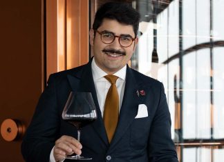 Melhor sommelier do mundo será eleito em Lisboa com Marc Pinto a representar Portugal Marc Pinto, representante de Portugal na eleição do melhor sommelier do mundo, segura um copo de vinho tinto e um prato no restaurante.