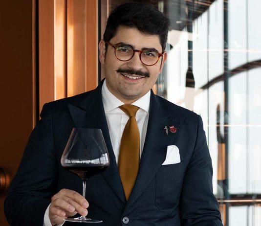 Melhor sommelier do mundo será eleito em Lisboa com Marc Pinto a representar Portugal Marc Pinto, representante de Portugal na eleição do melhor sommelier do mundo, segura um copo de vinho tinto e um prato no restaurante.