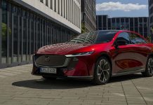 Mazda6e e Mazda CX-6e levam duas propostas elétricas ao Salão do Porto Mazda6e vermelho visto de frente e de lado, com a carroçaria de cinco portas e o design de inspiração coupé em destaque