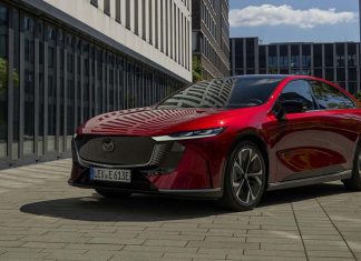 Mazda6e e Mazda CX-6e levam duas propostas elétricas ao Salão do Porto Mazda6e vermelho visto de frente e de lado, com a carroçaria de cinco portas e o design de inspiração coupé em destaque